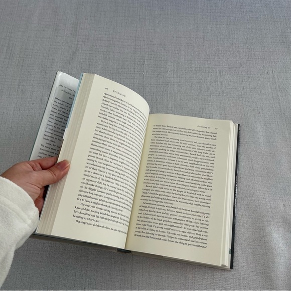 Becoming - Large Print by Michelle Obama - Picture 6 of 7